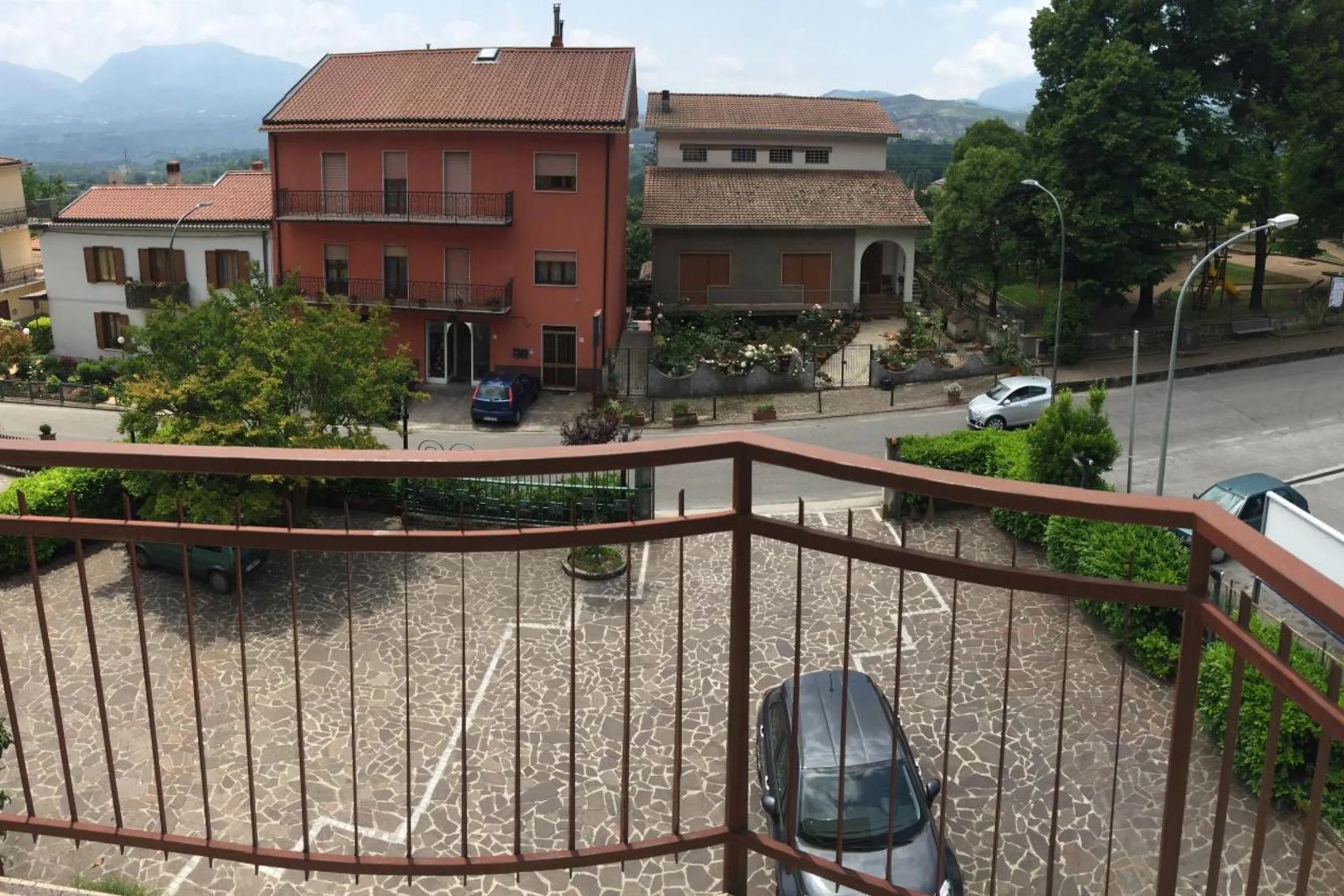 La vista da un balcone dell’Hotel Mercure, su Castelluccio Inferiore verso il Pollino